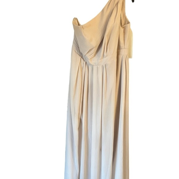 David’s Bridal 1 Shoulder with Front Split Plus Size Long Dress - Prom / Wedding - Picture 3 of 11